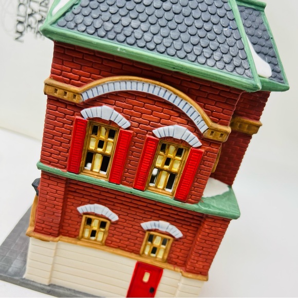NEW DEPARTMENT 56 “RED BRICK FIRE STATION” CHRISTMAS IN THE CITY - Picture 12 of 15
